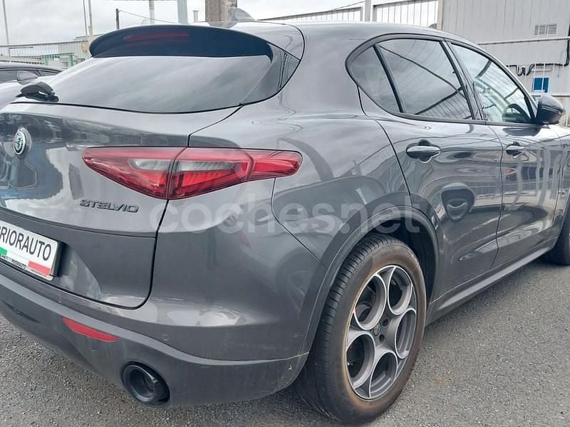 Usado Alfa Romeo Stelvio Super 190 CV (139 kW) 2021 Gris / plata SUV