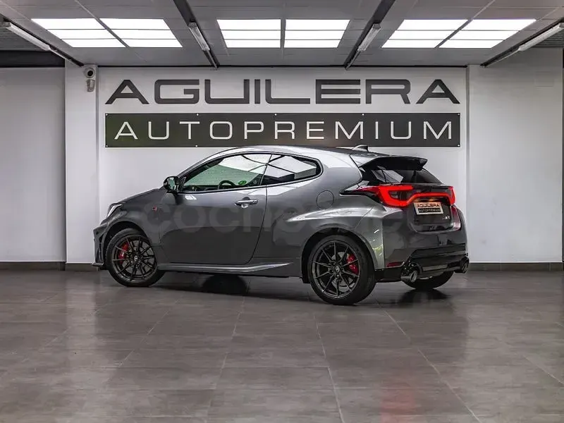Usado Toyota Yaris 280 CV (205 kW) 2025 Gris / plata Utilitario
