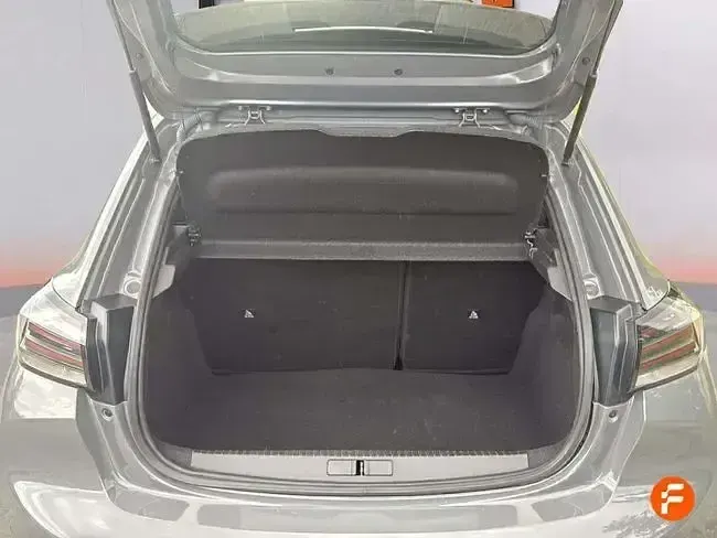 Usado Peugeot 208 Allure 100 CV (73 kW) 2025 Gris Utilitario