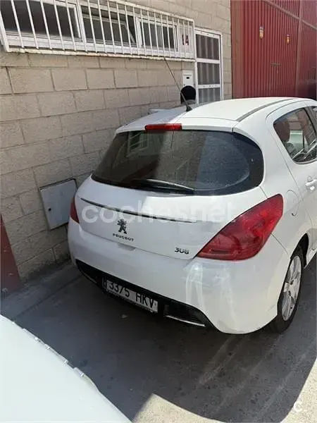 Usado Peugeot 308 Active 120 CV (88 kW) 2012 Blanco Berlina