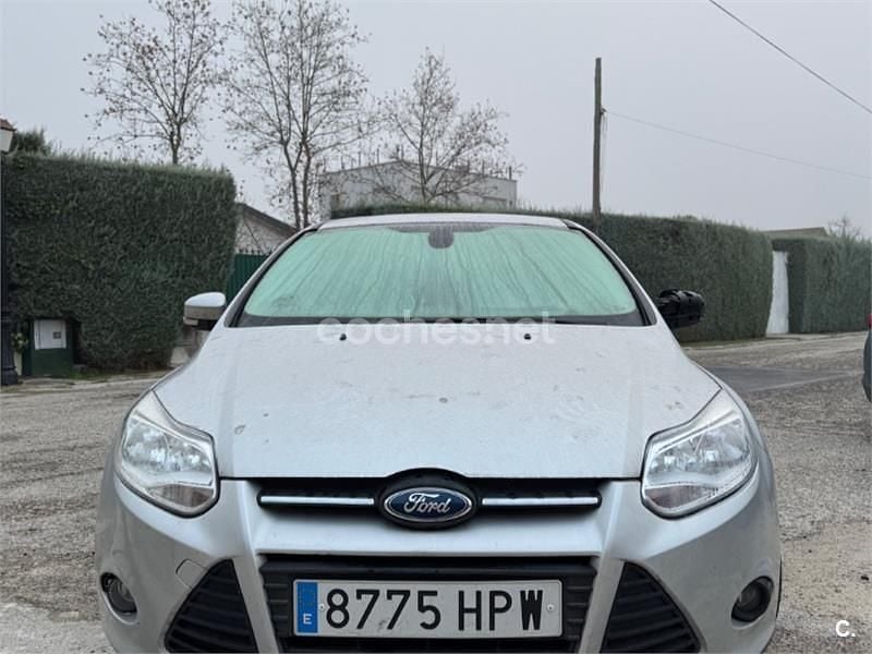 Usado Ford Focus Trend 95 CV (69 kW) 2013 Gris / plata Berlina
