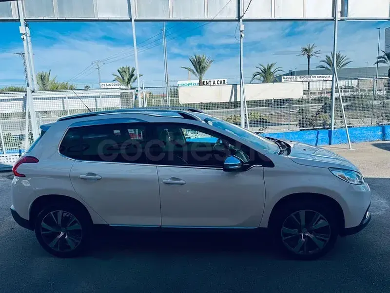Usado Peugeot 2008 Allure 120 CV (88 kW) 2016 Blanco SUV