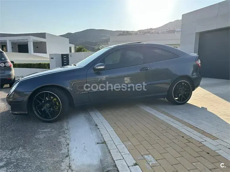 Usado Mercedes C200 122 CV (89 kW) 2007 Gris / plata Berlina