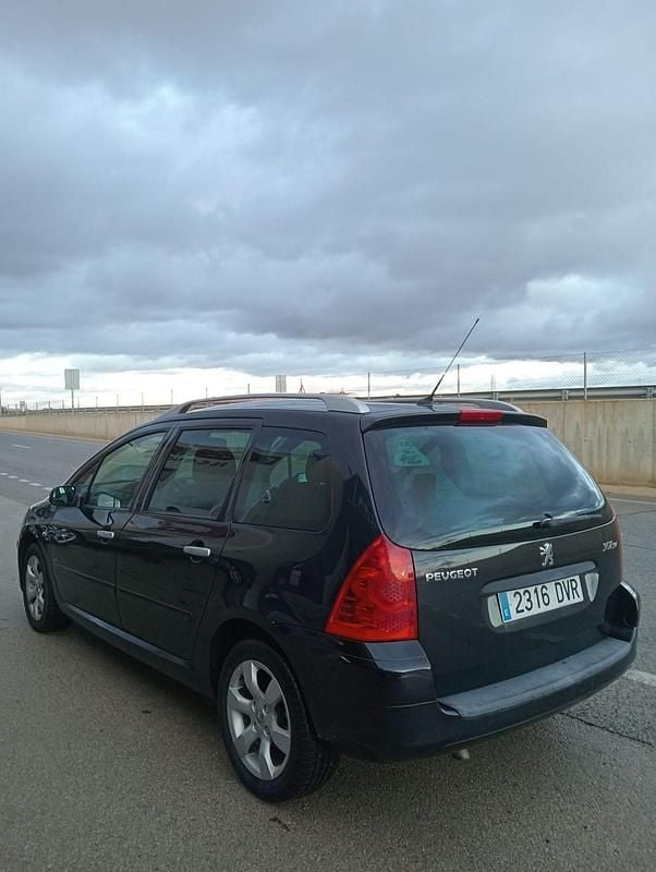 Usado Peugeot 307 110 CV (80 kW) 2006 Negro Familiar