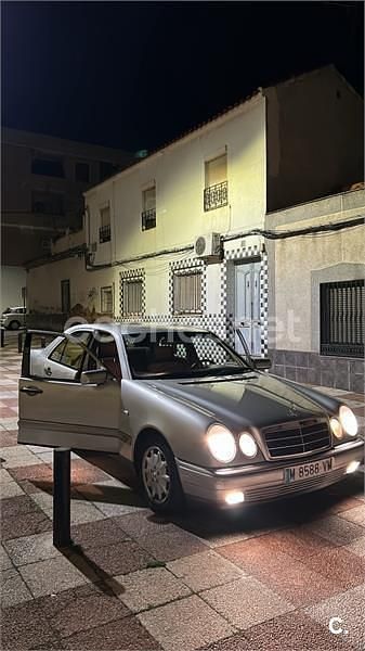 Usado Mercedes E320 Elegance 220 CV (161 kW) 1998 Gris / plata Berlina