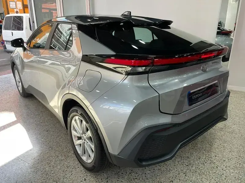 Begagnad Toyota C-HR Advance 140 HK (102 kW) 2024 Grå SUV