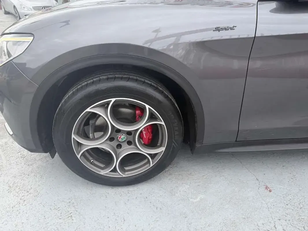 Usado Alfa Romeo Stelvio Sprint 190 CV (139 kW) 2022 Gris SUV