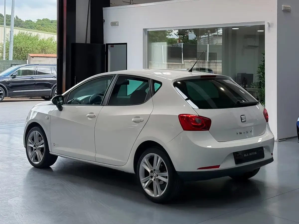 Usado Seat Ibiza Style 90 CV (66 kW) 2012 Blanco Berlina