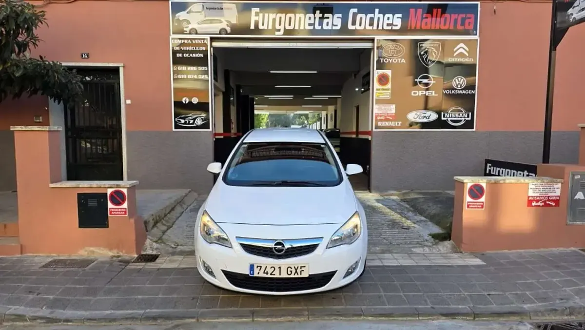 Usado Opel Astra Cosmo 140 CV (102 kW) 2010 Blanco Berlina