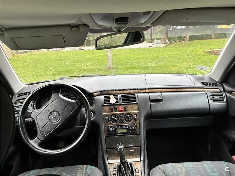 Verde Usado 1999 Mercedes E290 Avantgarde Berlina | 4000 € - Imagen 1/4