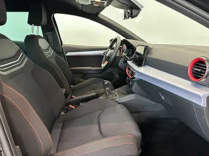 Usado Seat Ibiza FR 115 CV (84 kW) 2025 Negro Utilitario