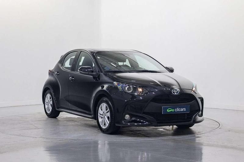 Usado Toyota Yaris Hybrid Business Edition 75 CV (55 kW) 2023 Negro Berlina