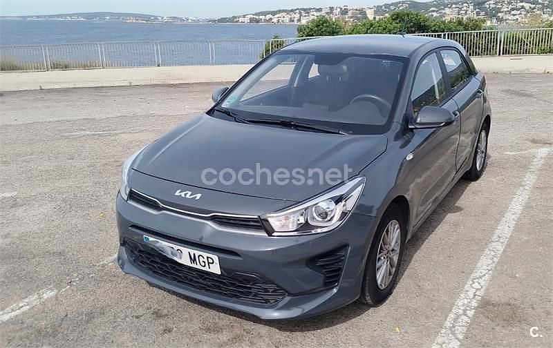 Gris / plata Usado 2023 Kia Rio Berlina | 13.200 € (Buen precio) - Imagen 1/4