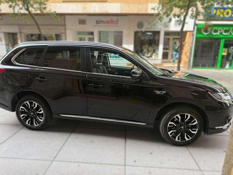 Usado Mitsubishi Outlander P-HEV 224 CV (164 kW) 2018 Negro SUV