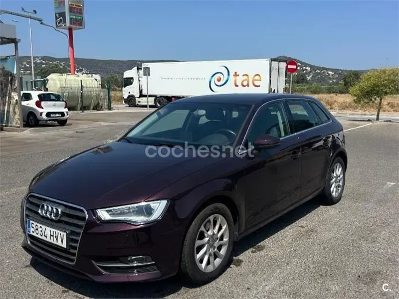 Usado Audi A3 Attraction 105 CV (77 kW) 2014 Granate Berlina