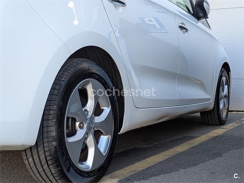 Blanco Usado 2015 Kia Carens Monovolumen | 9000 € (Buen precio) - Imagen 1/4
