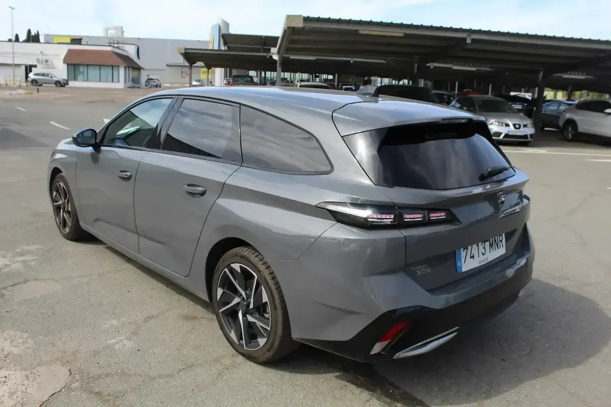 Usado Peugeot 308 Allure 130 CV (95 kW) 2024 Gris Familiar