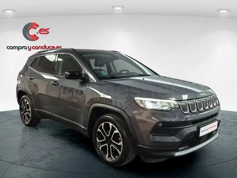 Usado Jeep Compass Limited 130 CV (95 kW) 2022 Gris / plata SUV