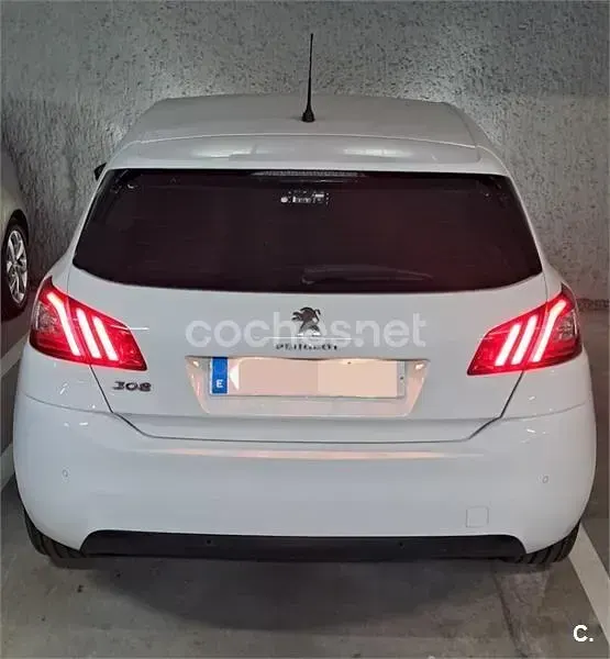 Usado Peugeot 308 Allure 110 CV (80 kW) 2015 Blanco Berlina