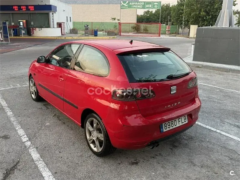 Usado Seat Ibiza 100 CV (73 kW) 2007 Rojo Utilitario