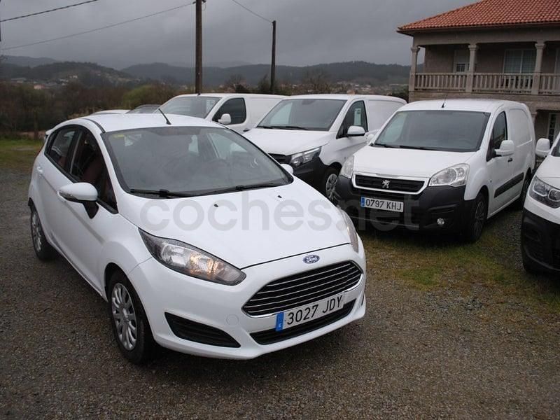 Usado Ford Fiesta Trend 75 CV (55 kW) 2015 Blanco Berlina