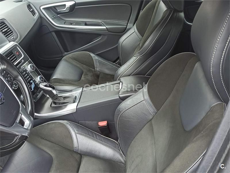 Usado Volvo V60 R-Design Momentum 190 CV (139 kW) 2019 Negro Familiar