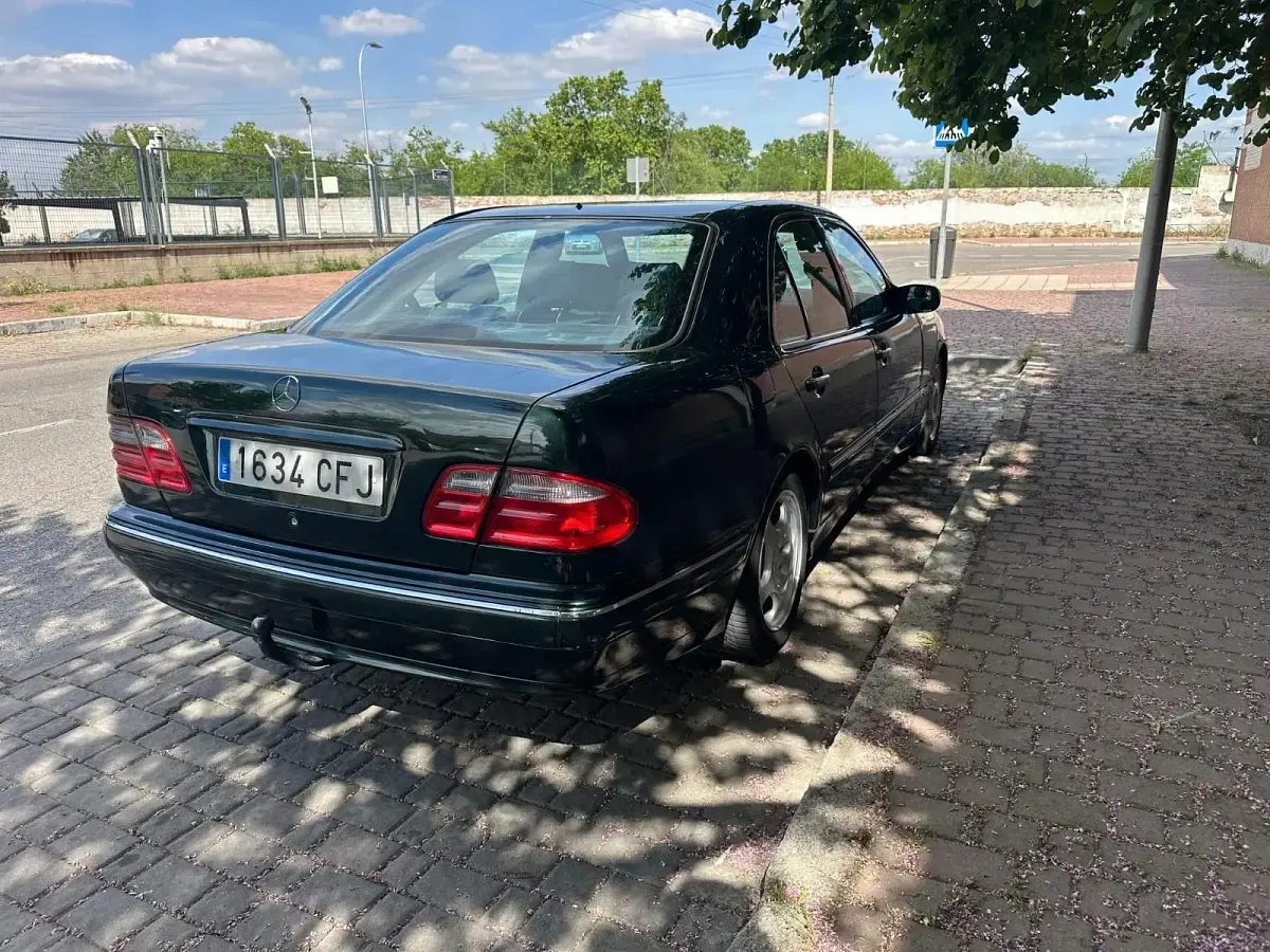 Usado Mercedes E270 Avantgarde 177 CV (130 kW) 2000 Verde Berlina