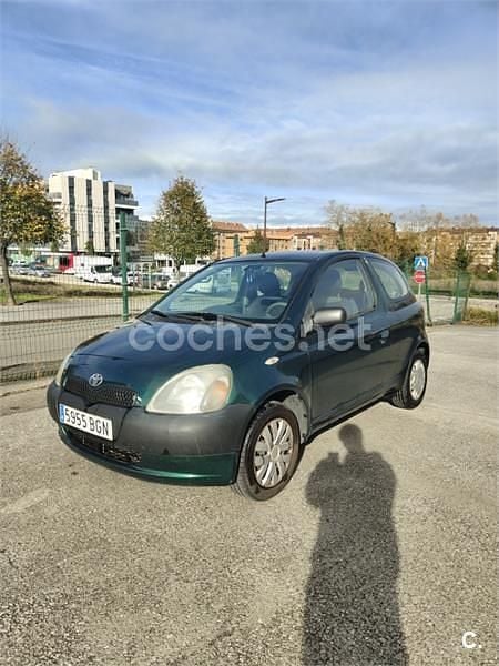 Verde Usado 2001 Toyota Yaris Terra Berlina | 2400 € (Precio justo) - Imagen 1/4