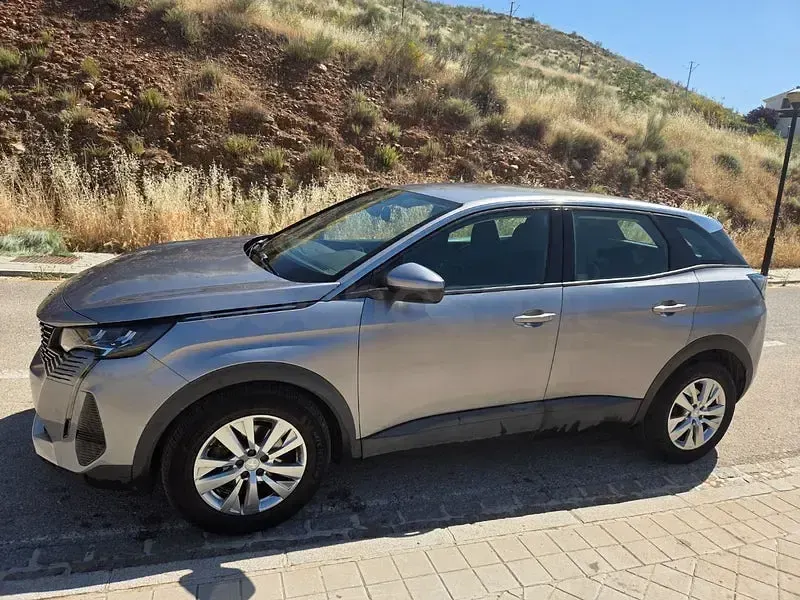 Usado Peugeot 3008 Active 130 CV (95 kW) 2021 Negro SUV