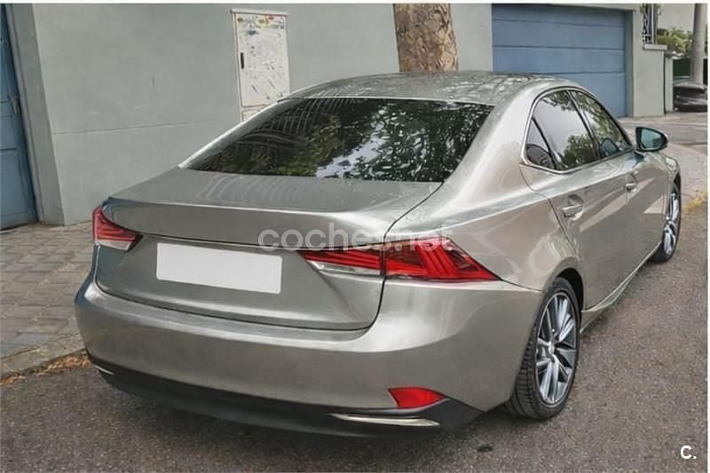 Usado Lexus IS300h Executive Line 223 CV (164 kW) 2017 Gris / plata Berlina