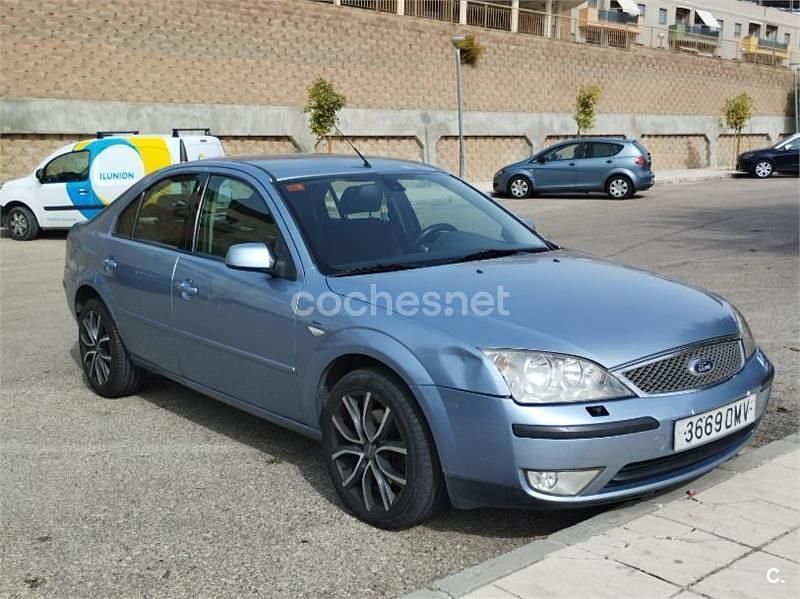 Usado Ford Mondeo Trend 130 CV (95 kW) 2005 Azul Berlina