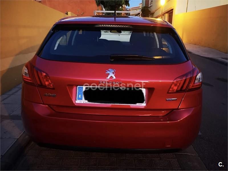 Usado Peugeot 308 Active 130 CV (95 kW) 2016 Rojo Berlina