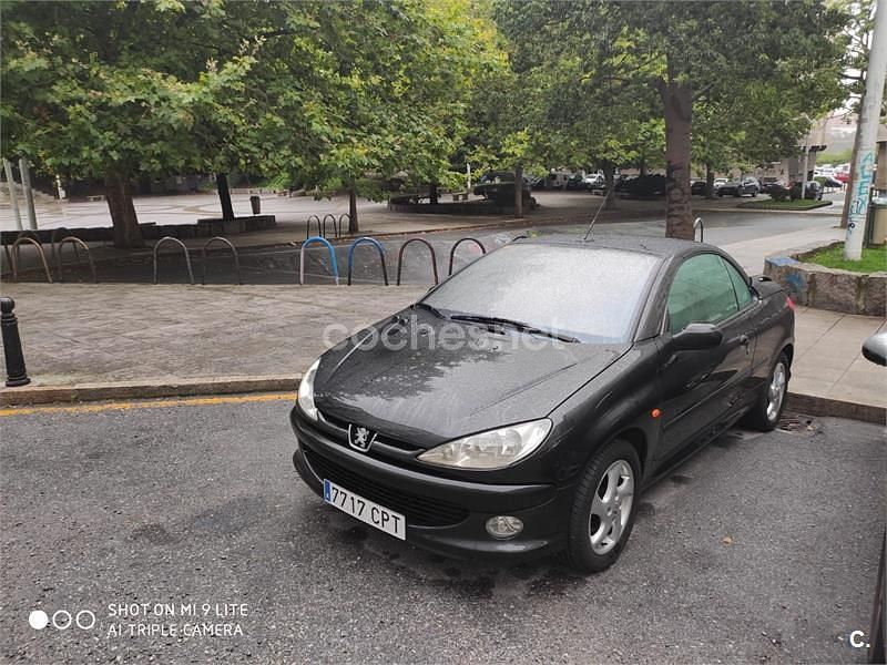 Usado Peugeot 206 110 CV (80 kW) 2003 Negro Descapotable