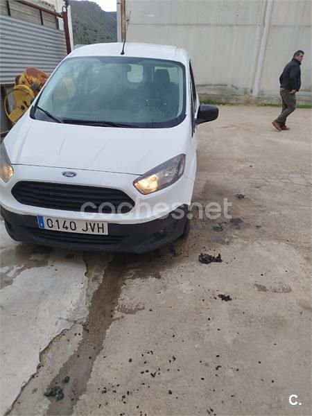 Usado Ford Tourneo Courier Trend 95 CV (69 kW) 2016 Blanco Monovolumen