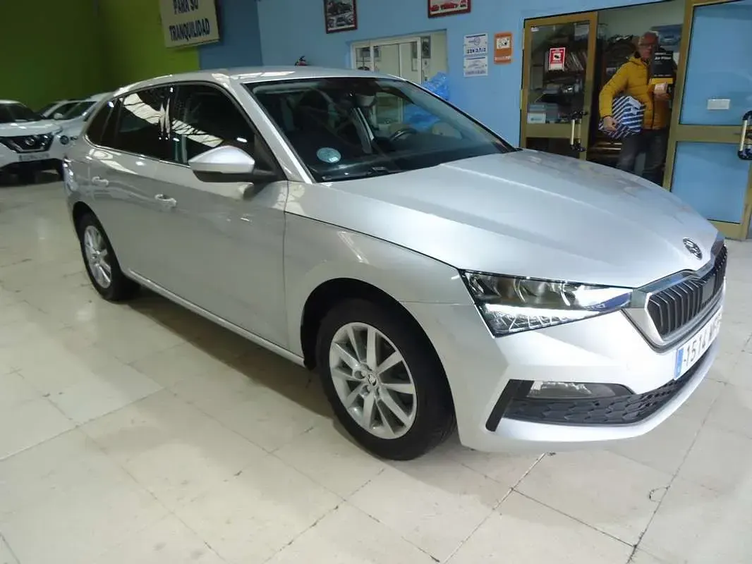 Usado Skoda Scala Ambition 95 CV (69 kW) 2023 Gris Utilitario