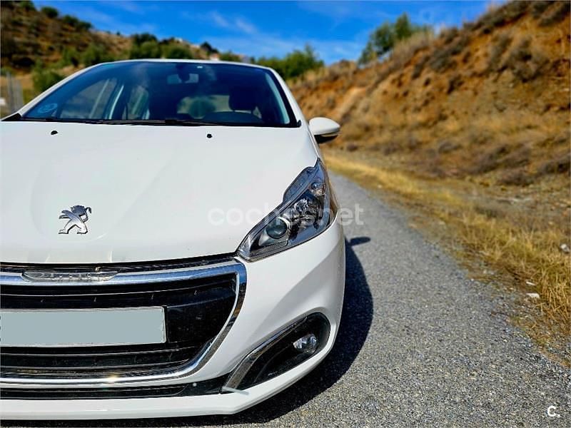 Usado Peugeot 208 Active 82 CV (60 kW) 2019 Blanco Utilitario