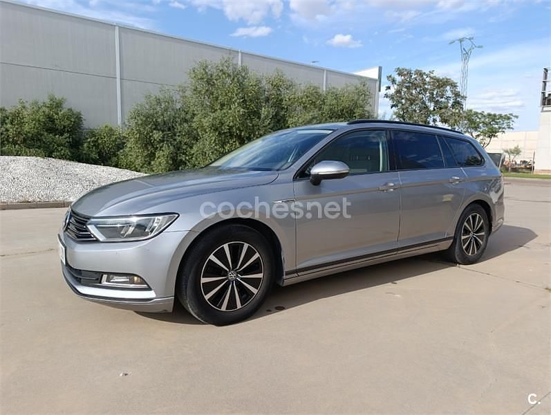 Usado VW Passat 120 CV (88 kW) 2018 Gris / plata Familiar