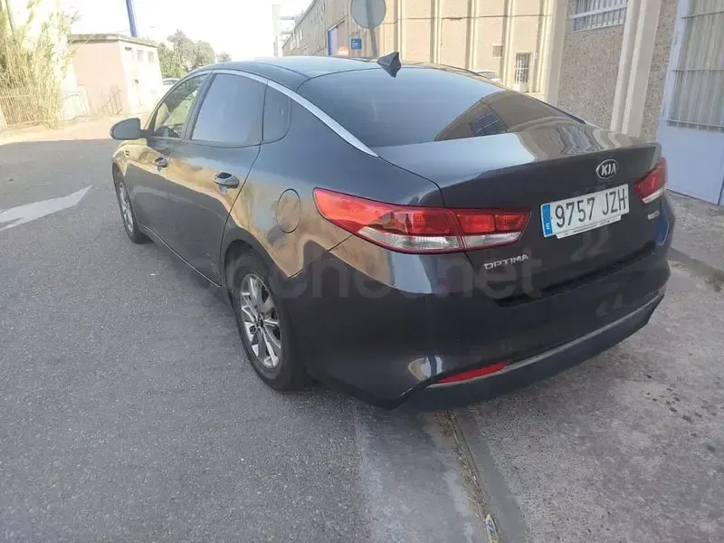 Usado Kia Optima 136 CV (100 kW) 2018 Gris / plata Berlina