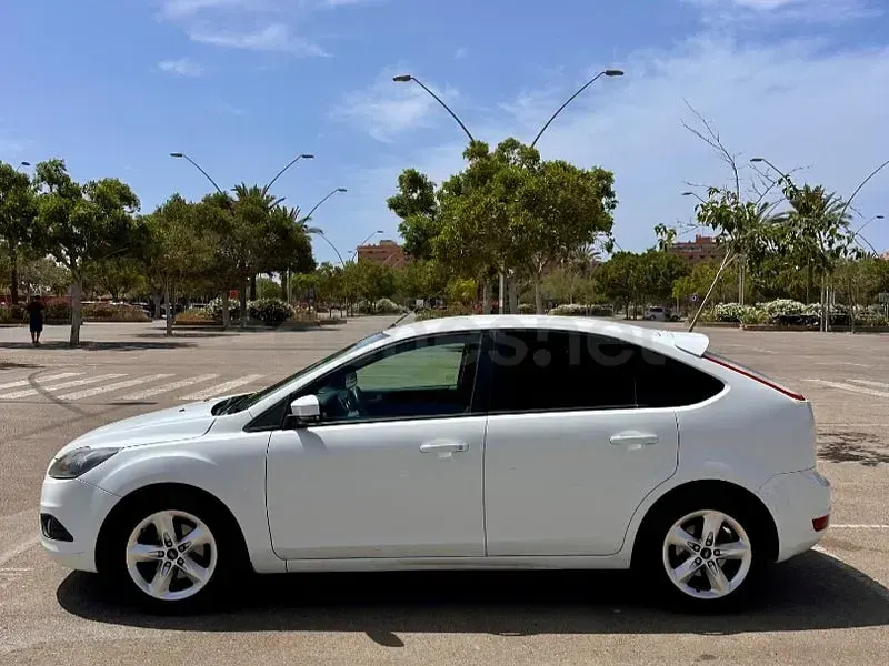 Usado Ford Focus Trend 90 CV (66 kW) 2009 Blanco Berlina