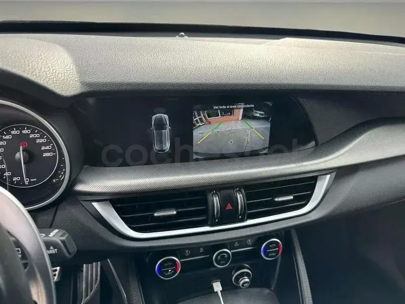 Usado Alfa Romeo Stelvio Sprint 190 CV (139 kW) 2021 Gris / plata SUV