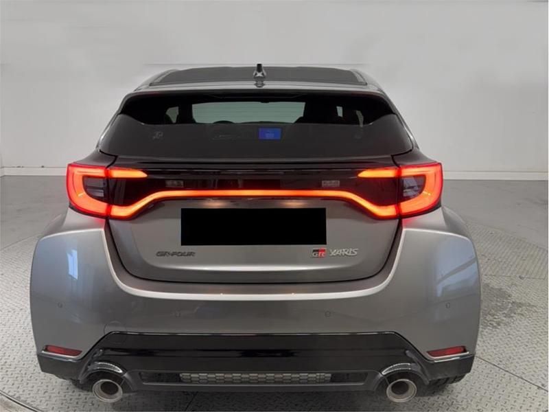 Nuevo Toyota Yaris 280 CV (205 kW) 2026 Gris átomo Utilitario