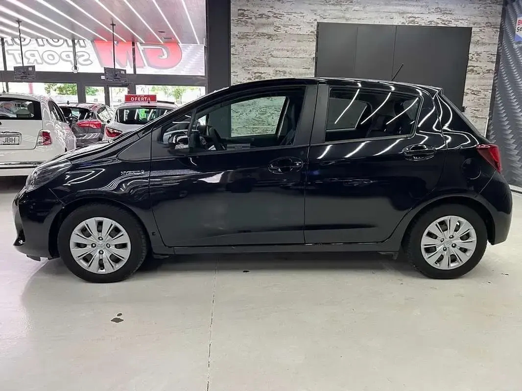 Usado Toyota Yaris Hybrid Active 99 CV (72 kW) 2017 Negro Utilitario