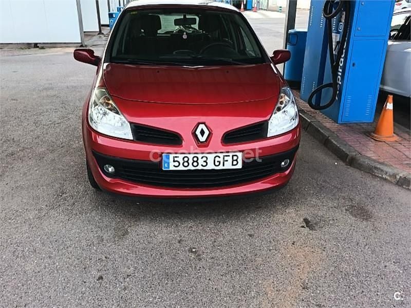 Usado Renault Clio II Authentique 75 CV (55 kW) 2008 Rojo Berlina
