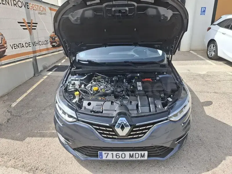 Usado Renault Mégane GrandTour Techno 140 CV (102 kW) 2023 Gris / plata Familiar