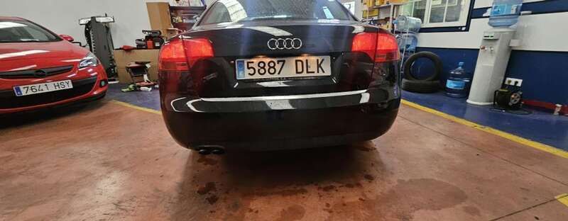 Usado Audi A4 140 CV (102 kW) 2006 Negro Berlina