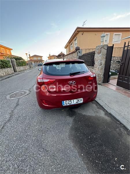 Usado Hyundai i30 110 CV (80 kW) 2015 Rojo Berlina