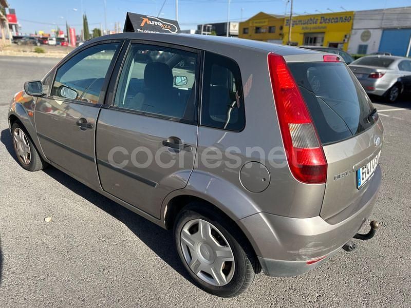 Usado Ford Fiesta Ghia 80 CV (58 kW) 2004 Marrón Utilitario