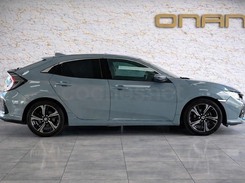 Usado Honda Civic Elegance 129 CV (94 kW) 2017 Gris / plata Berlina