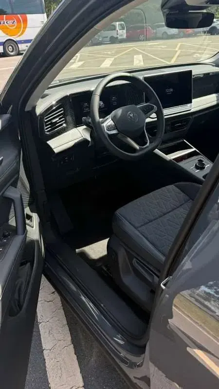 Usado VW Tiguan 204 CV (150 kW) 2025 Gris SUV