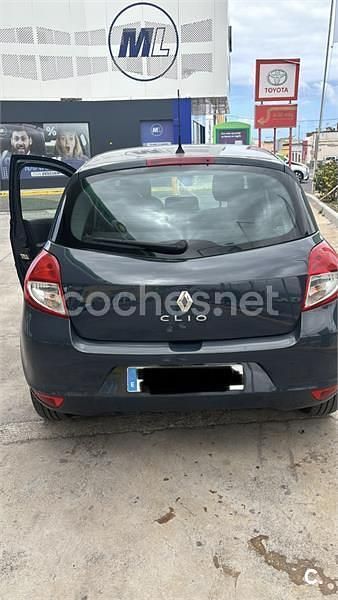 Usado Renault Clio III Collection 75 CV (55 kW) 2012 Gris / plata Berlina